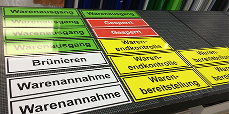 Farbig folierte industrielle Selstaufkleber - Warenausgang grün, Warenannahme weiß, Warenendkontrolle gelb und Brünierung weiß sowie gesperrte Bereiche in rot mit weißer Schrift | Beschriftungen Günstig